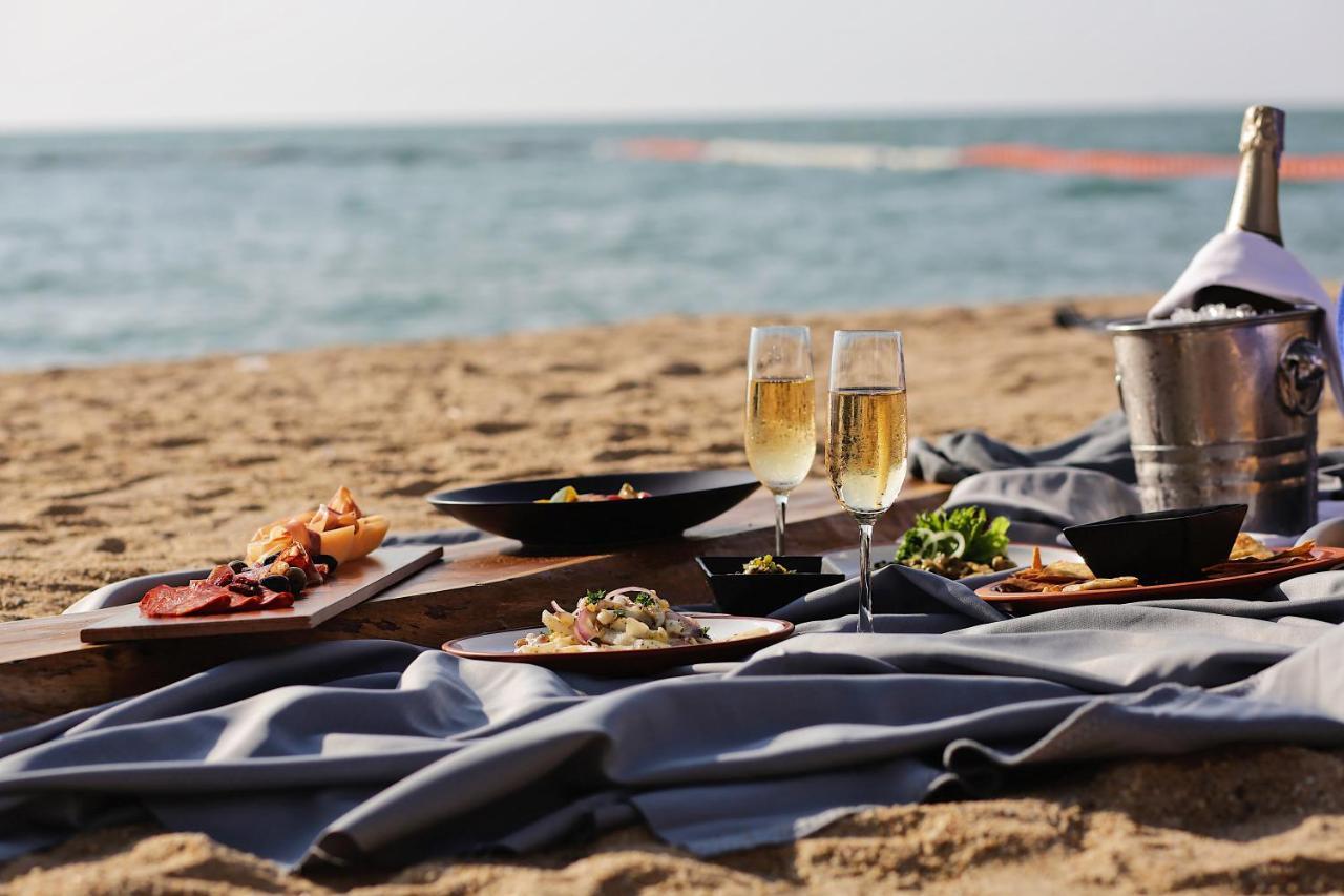 Pullman Pattaya Hotel G - SHA Plus Certified Dış mekan fotoğraf A beach picnic