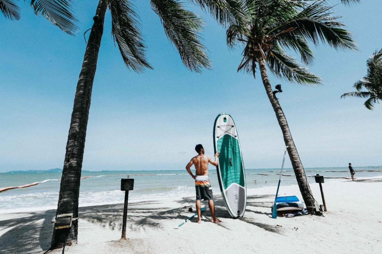 Pullman Pattaya Hotel G - SHA Plus Certified Dış mekan fotoğraf Stand Up Paddle Boarder at the beach