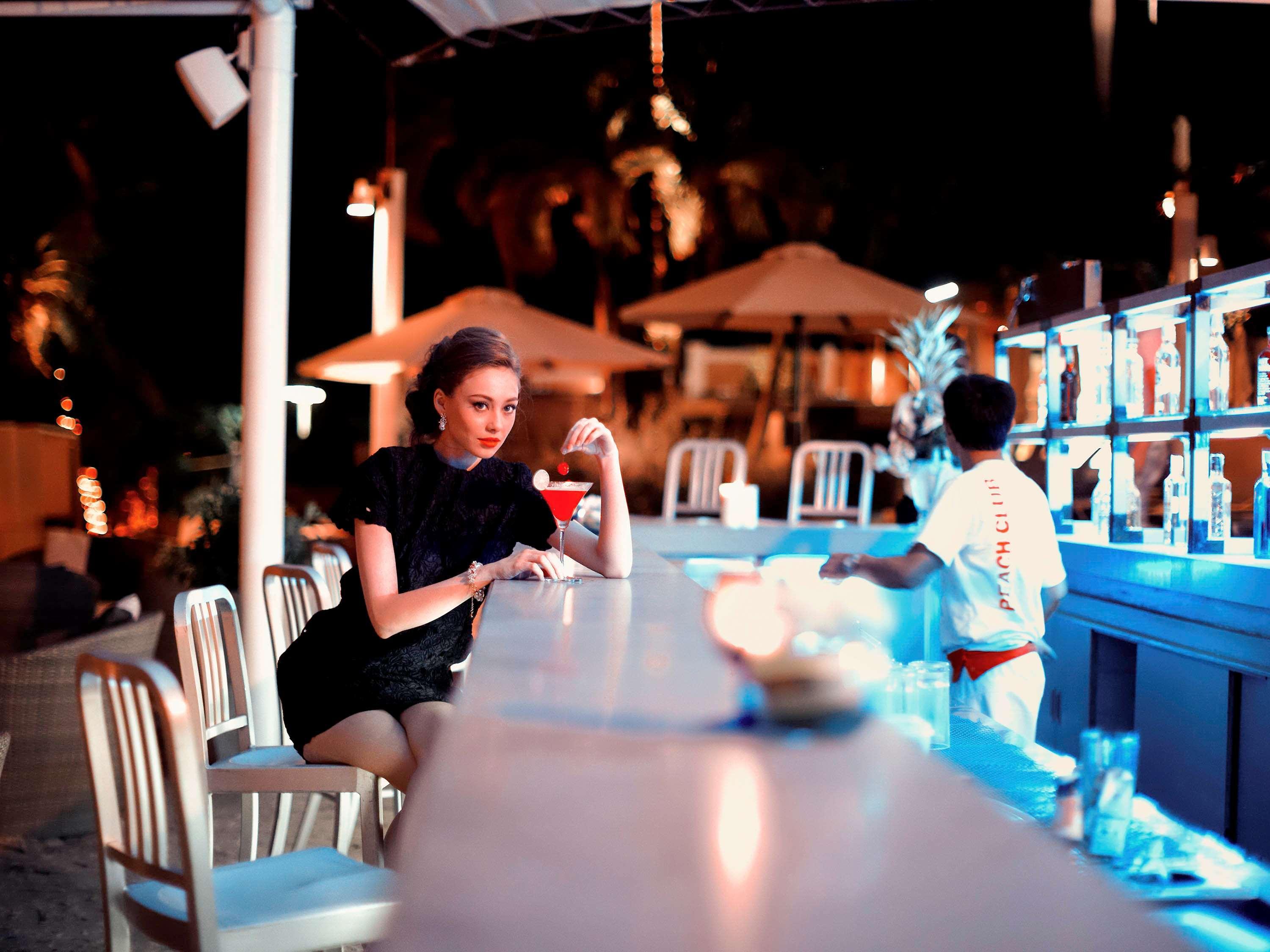 Pullman Pattaya Hotel G - SHA Plus Certified Dış mekan fotoğraf The bar at the pool