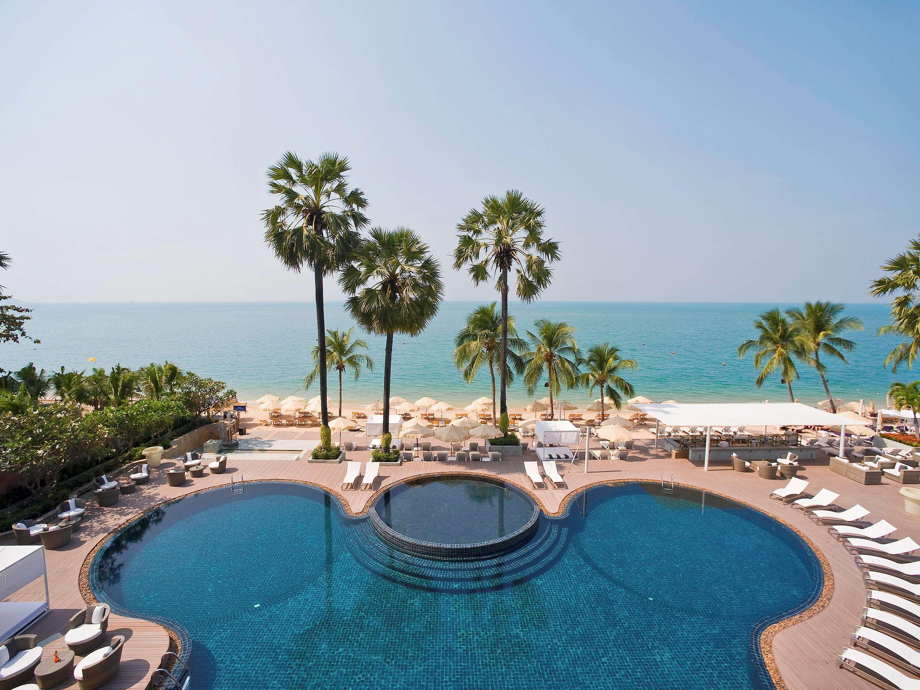 Pullman Pattaya Hotel G - SHA Plus Certified Dış mekan fotoğraf The Royal Pool at The Royal