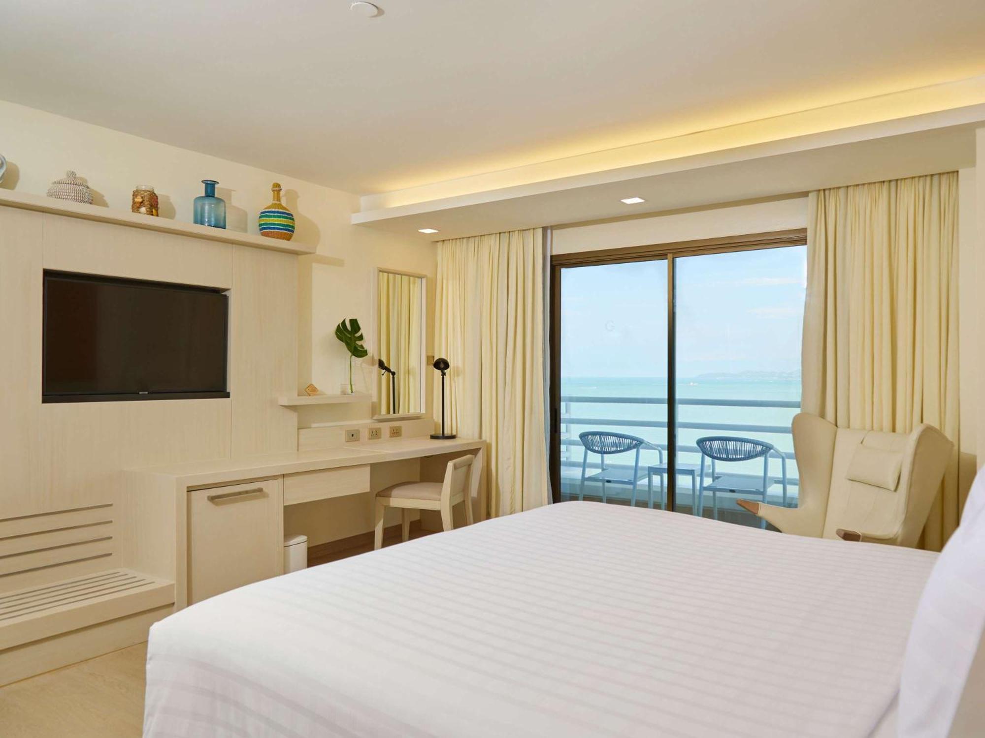Pullman Pattaya Hotel G - SHA Plus Certified Dış mekan fotoğraf A bedroom at the Hilton Phuket Arcadia Resort and Spa