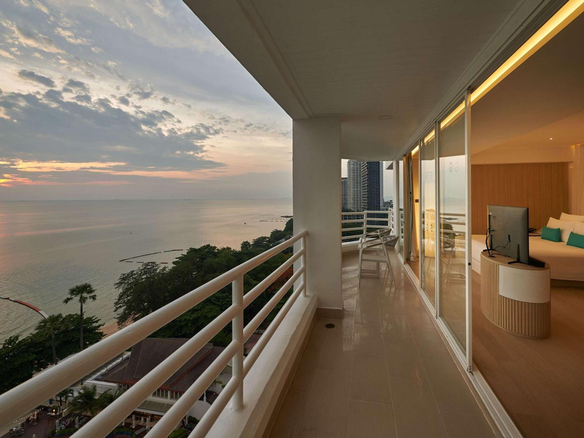 Pullman Pattaya Hotel G - SHA Plus Certified Dış mekan fotoğraf A balcony
